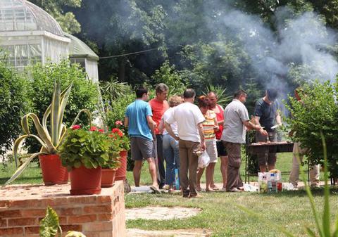 Foto | La grătar, în curtea Palatelor Brâncoveneşti