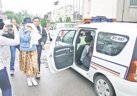 Incredibil! O doctoriță de la Casa de Pensii din Botoșani îşi lua casă în fiecare lună