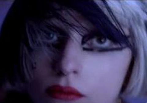 Video | Lady GaGa a lansat clipul "Edge of Glory". O imită pe Madonna?