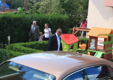 Irinel şi-a luat deja fetiţa de la grădiniţă. Irina e la Izvorani