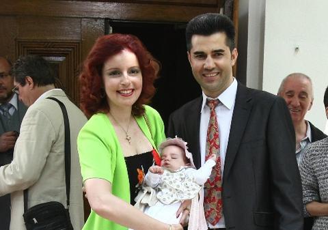 Foto | Soprana Amelia Antoniu şi-a botezat astăzi fetiţa. Vezi ce costumaţie haioasă a purtat micuţa