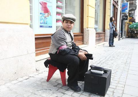 Foto | El e cel mai tânăr lustragiu din Centrul Vechi al Capitalei: "Pentru luciu perfect, haideţi la Amet!"