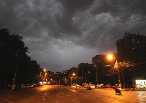 Vestul țării, lovit de furtuni! Ai fost prins de vijelie? Arată-ne cum a fost!