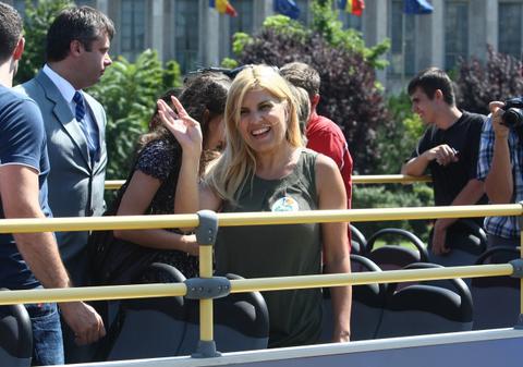 Ia uite ce face Udrea când se plimbă cu autobuzul prin Bucureşti