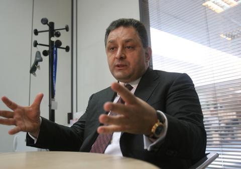 Vanghelie dă pe un gard de trei ori mai mult decât Piedone