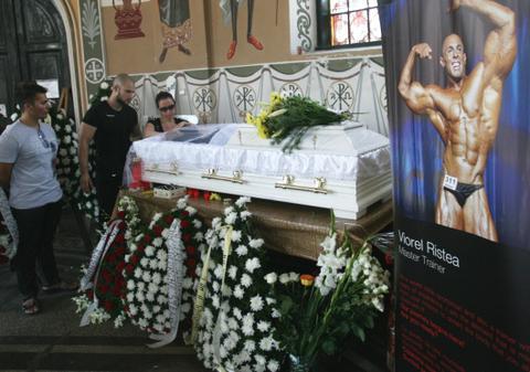Foto | Trupul neînsufleţit al lui Viorel Ristea, depus la capela cimitirului Ghencea Civil