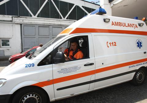 Un copil de 10 ani a căzut în cap de pe un acoperiş, la şcoală