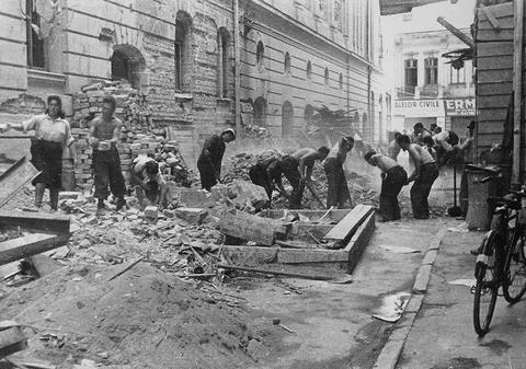 Foto | Centrul Bucureştiului, în cenuşă