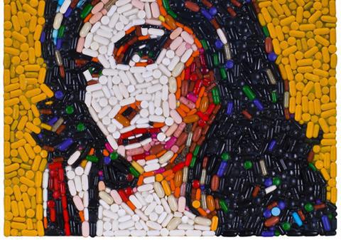 Un artist a creat portretul lui Amy Winehouse din pastile