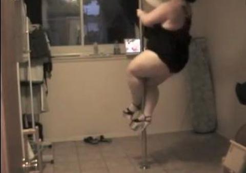 Video | Uite cum dansează această grăsuţă la bară!