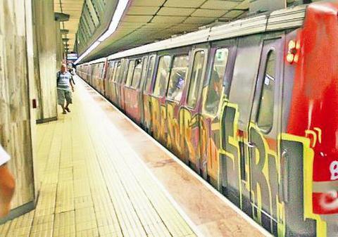 L-au desenat pe metrou pe Mickey Mouse