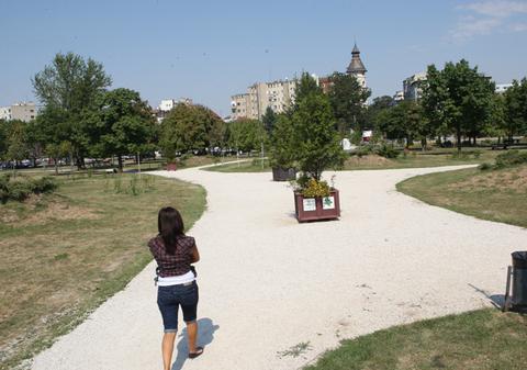 Au construit alei în parc după traseul trecătorilor