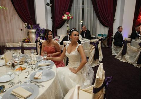 Foto | Află cum s-au distrat invitaţii la nunta lui Corneluş Dinu!