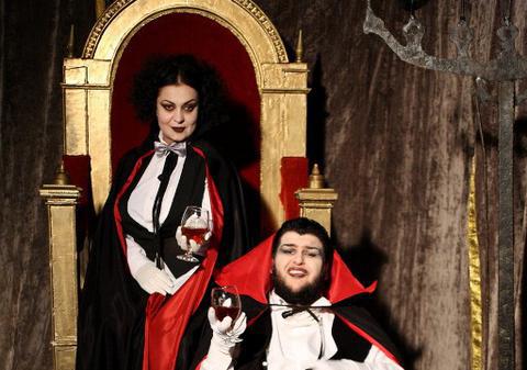 Monica Anghel a experimentat postura de vampir 