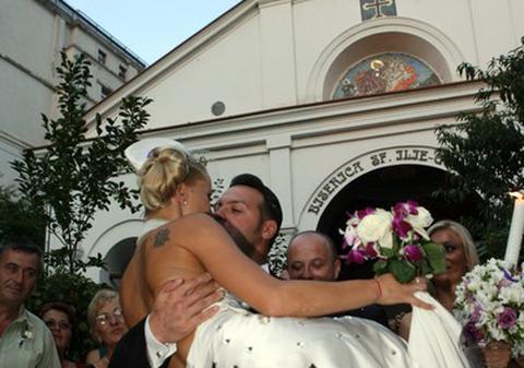 Foto | Cât de romantici au fost Cornel şi Bianca Păsat la nunta lor!