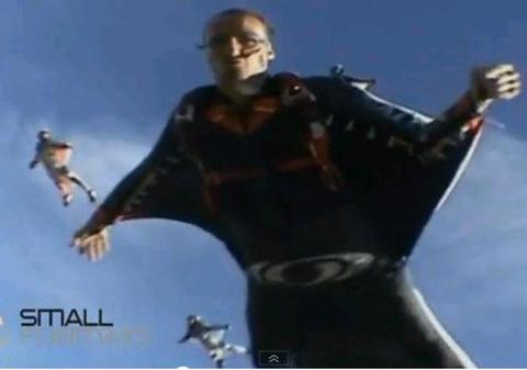 Video: Ăsta, da, sport extrem! Este incredibil cum aceşti oameni zboară ca păsările