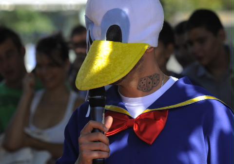 Foto | Cursă de rațe pe Dâmbovița: CRBL s-a costumat în Donald Duck, iar Cabral și-a “motorizat” rața neagră