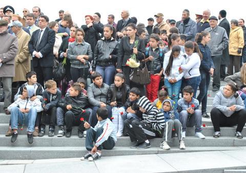 Copiii romi au depus flori la Memorialul Holocaustului