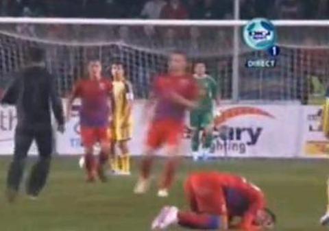 VIDEO Huliganii ploieşteni, mână-n mână cu forţele de ordine?