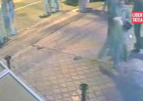 Video | Snopit în bătaie de doi bodyguarzi