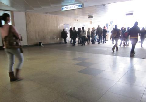 La ce e coada asta? La WC-ul din pasajul Universităţii