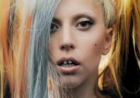 Video | Se poate mai ciudată de atât? GaGa şi-a "tunat" dinţii