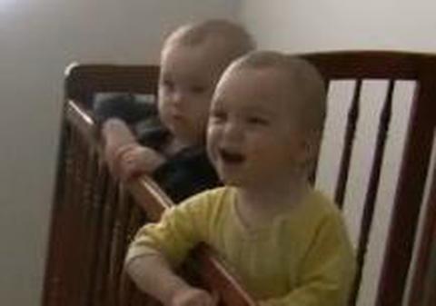 VIDEO | Marea evadare: doi gemeni vor să "scape" din pătuţ. Vezi dacă reuşesc!