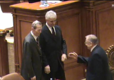 Video | Regele Mihai a evitat să dea mâna cu Iliescu