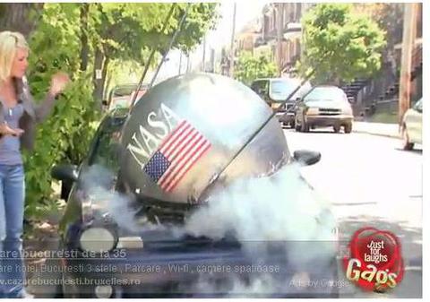 Uite cum au reacţionat oamenii când au văzut o maşină lovită de un ”satelit” NASA