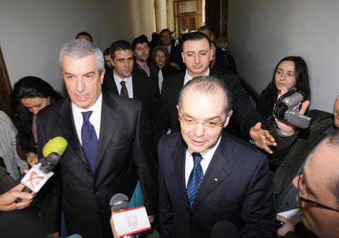 Premierul Emil Boc a câştigat procesul cu fostul prim-ministru Călin Popescu-Tăriceanu