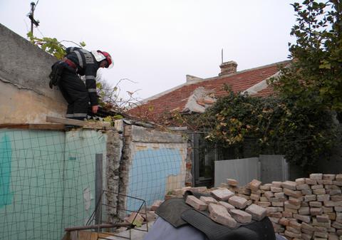 Blocaţi în propria casă de vecinii de curte