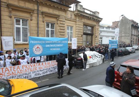 Pensionar leșinat la protestul din fața Guvernului