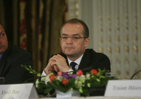 Vă vine să credeţi? Boc vrea să înveţe să se dea cu placa