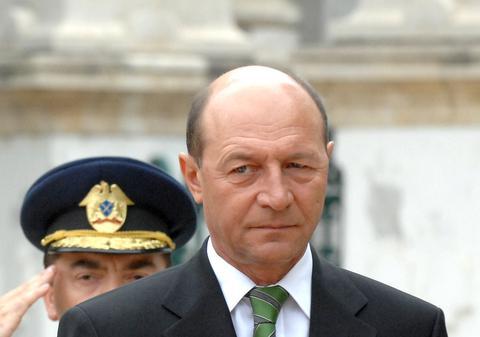 Băsescu vizitează Serbia