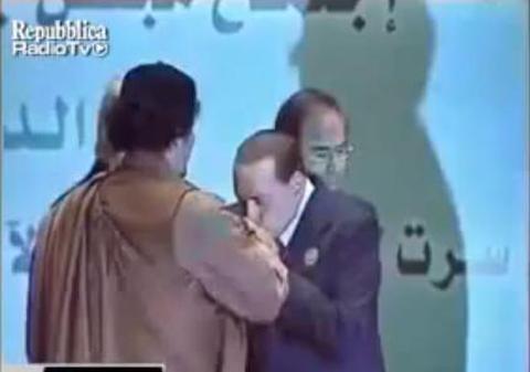 Video | Berlusconi îi pupă mâna lui Gaddafi, unul dintre cele mai şocante momente din cariera fostului premier