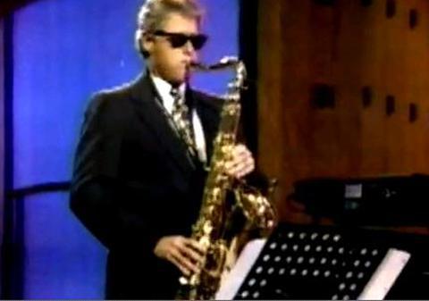 Uite-i pe politicienii cântăreţi! Ascultă-i şi votează: cine e cel mai talentat? / VIDEO