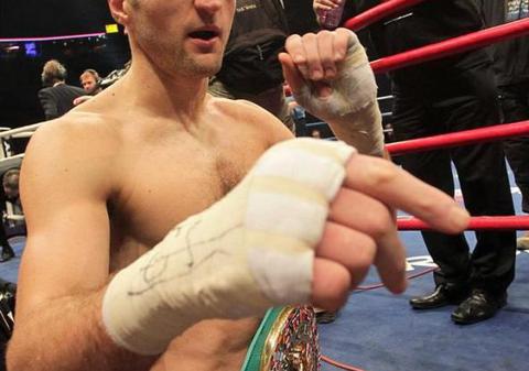 Spiritele se încing. Iată cum îl umileşte Carl Froch pe Bute!