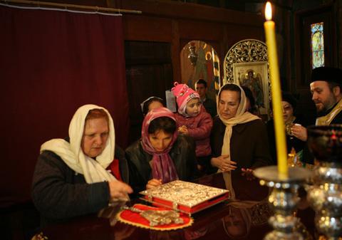 Credincioşii s-au îngrămădit la resfinţirea Schitului Darvari