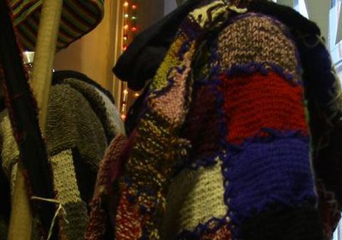 Donează hainele vechi persoanelor nevoiașe