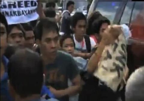 Video | Hillary Clinton, atacată cu vopsea roşie în Filipine