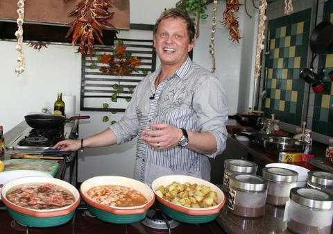 Leonard Miron își invită musafirii la o călătorie în jurul lumii, la ”Cireașa de pe tort”