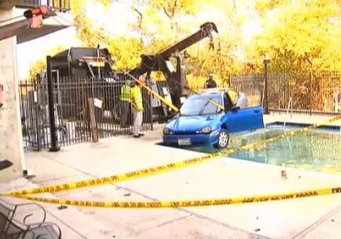 Video | O şoferiţă de 86 de ani a ajuns cu maşina în piscina vecinului