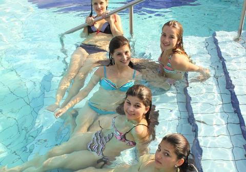 Concurentele "Miss fata de la ţară" încing atmosfera la piscină, cu Cornel Păsat