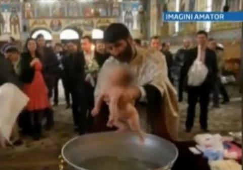 Video cutremurător | Botez de coşmar: Un preot, la un pas să omoare o fetiţă în cristelniţă!