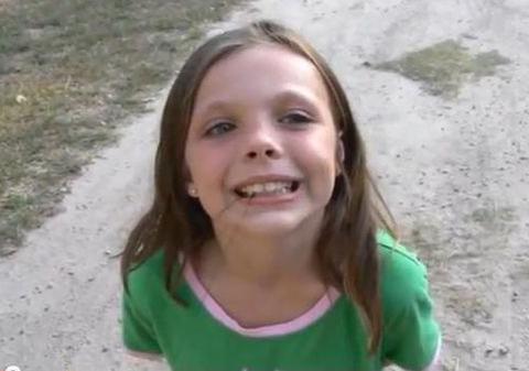 Video | Uite cum îi scoate un american dintele fiicei sale! Oare e adevărat?
