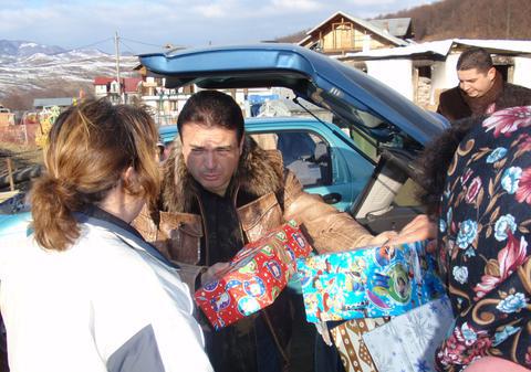 Deputatul PDL William Brînză a fost Moş Crăciun în Italia şi în România pentru sute de copii