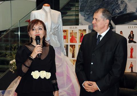 Elena Lăslean a serbat 20 de ani de modă. Vezi care sunt celebrităţile care au purtat hainele create de ea!