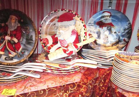 Ia uite ce farfurii de Crăciun se vând la târgul de la Palatul Copiilor din Bucureşti!