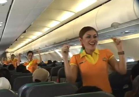 Cadoul bărbaţilor de Crăciun: Stewardesele filipineze frumoase foc dansează în avion | VIDEO