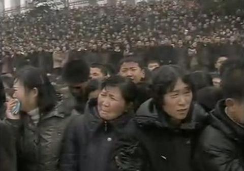 Imagini incredibile la înmormântarea lui Kim Jong-il. Vezi în ce hal plâng participanţii la funeralii! | FOTO